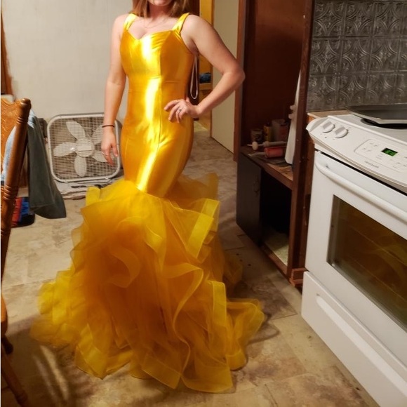 BRAND NEW, only tried on prom dress. Yellow size 6-8 - Picture 2 of 2